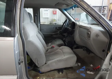 2000 Chevrolet S-10 Ls z USA, uszkodzony, nr VIN 1GCCS1956YK230167